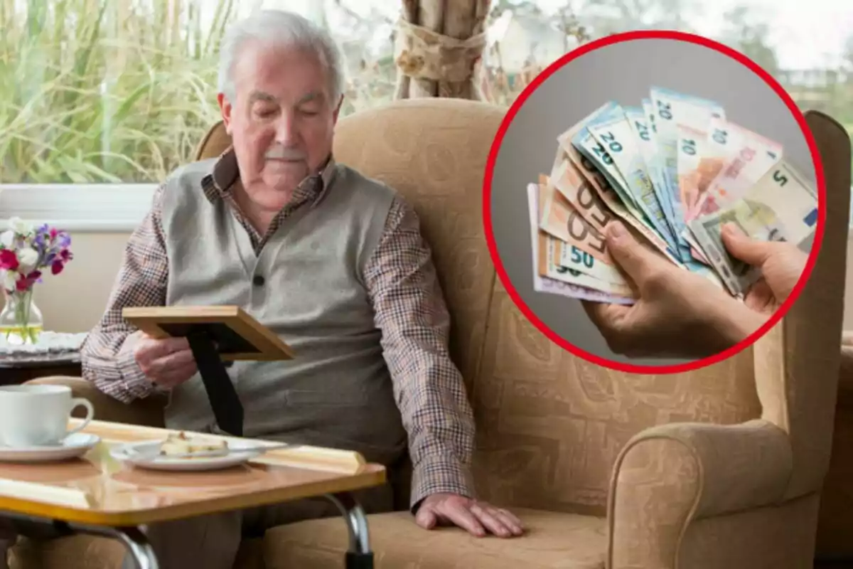 Montaje de fotos de un señor viudo mirando un retrato y, al lado, una mano agarrando billetes de euro