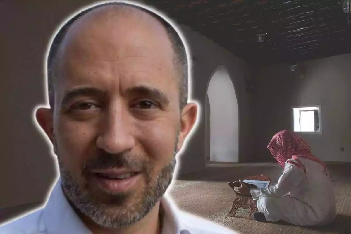 Montaje de fotos de Marc Aloy, alcalde de Manresa, con una musulmana de fondo rezando en el interior de una mezquita