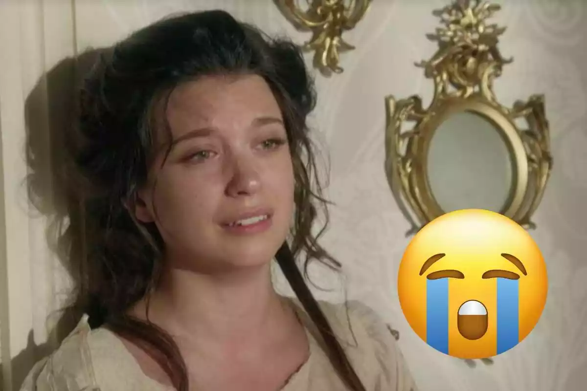 Imagen de Amparo Piñero, Martina en la serie de RTVE 'La Promesa', llorando en una escena de la serie con un emoji de cara triste al lado