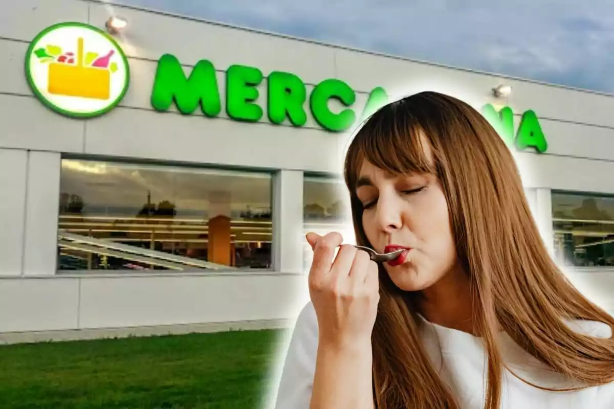 Una mujer disfrutando de una cucharada de comida frente a un supermercado Mercadona.