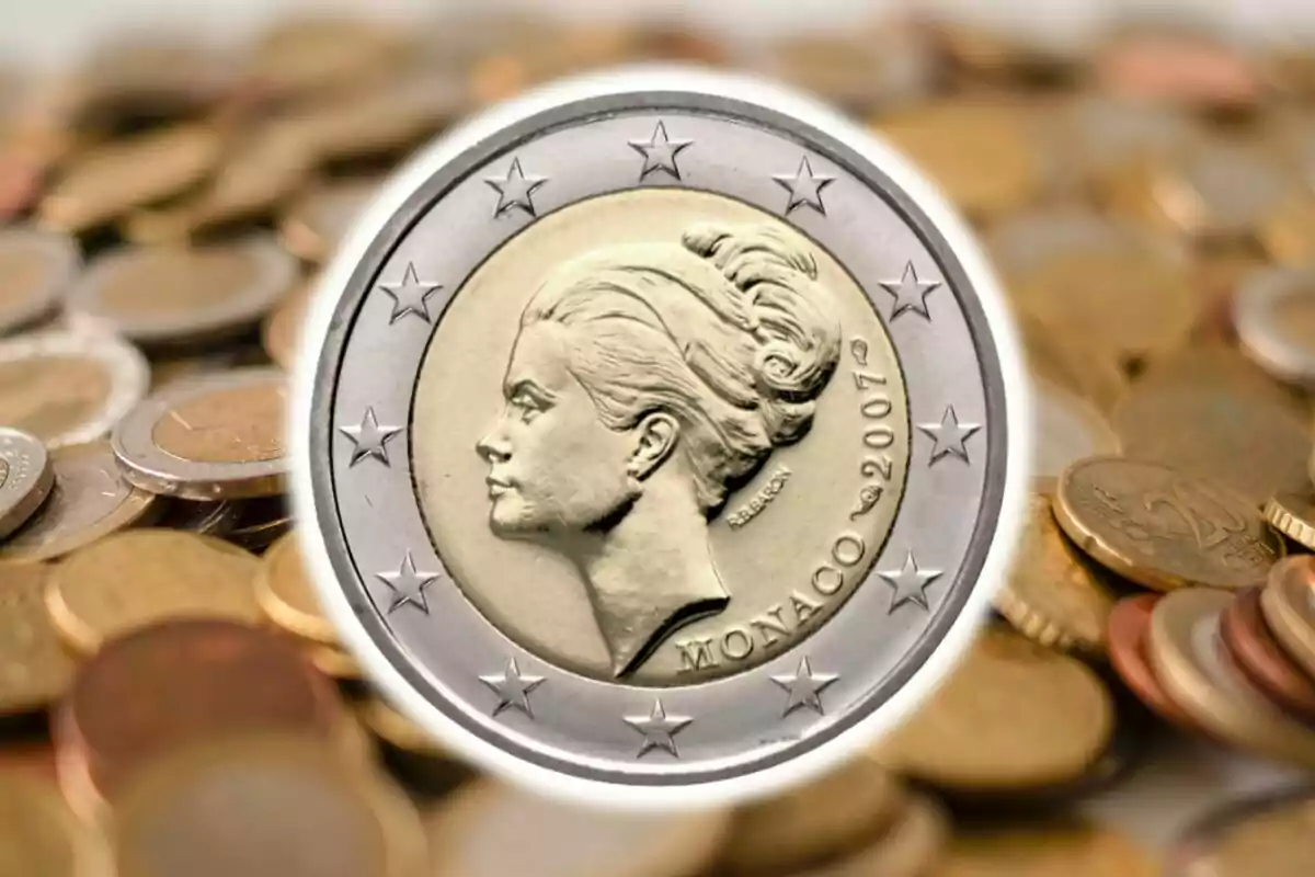 Montaje de fotos de una moneda de 2 euros con la cara de Grace Kelly y, de fondo, un plano general de monedas Montaje de fotos de una moneda de 2 euros con la cara de Grace Kelly y, de fondo, un plano general de monedas