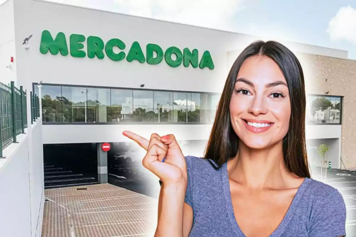 Una mujer sonriente señala hacia un edificio con el letrero de Mercadona.