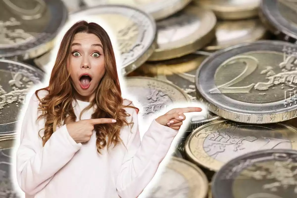 Montaje de fotos de una mujer sorprendida y, de fondo, un plano general de monedas de euro