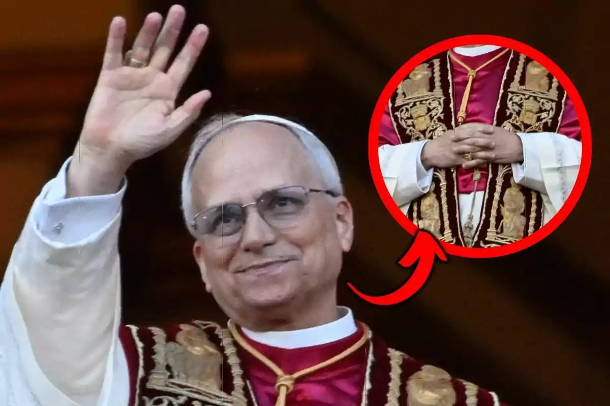 Montaje de fotos del Papa León XIV con gafas y vestimenta religiosa está saludando con la mano levantada mientras un recuadro resalta un detalle de su atuendo. Montaje de fotos del Papa León XIV con gafas y vestimenta religiosa está saludando con la mano levantada mientras un recuadro resalta un detalle de su atuendo.