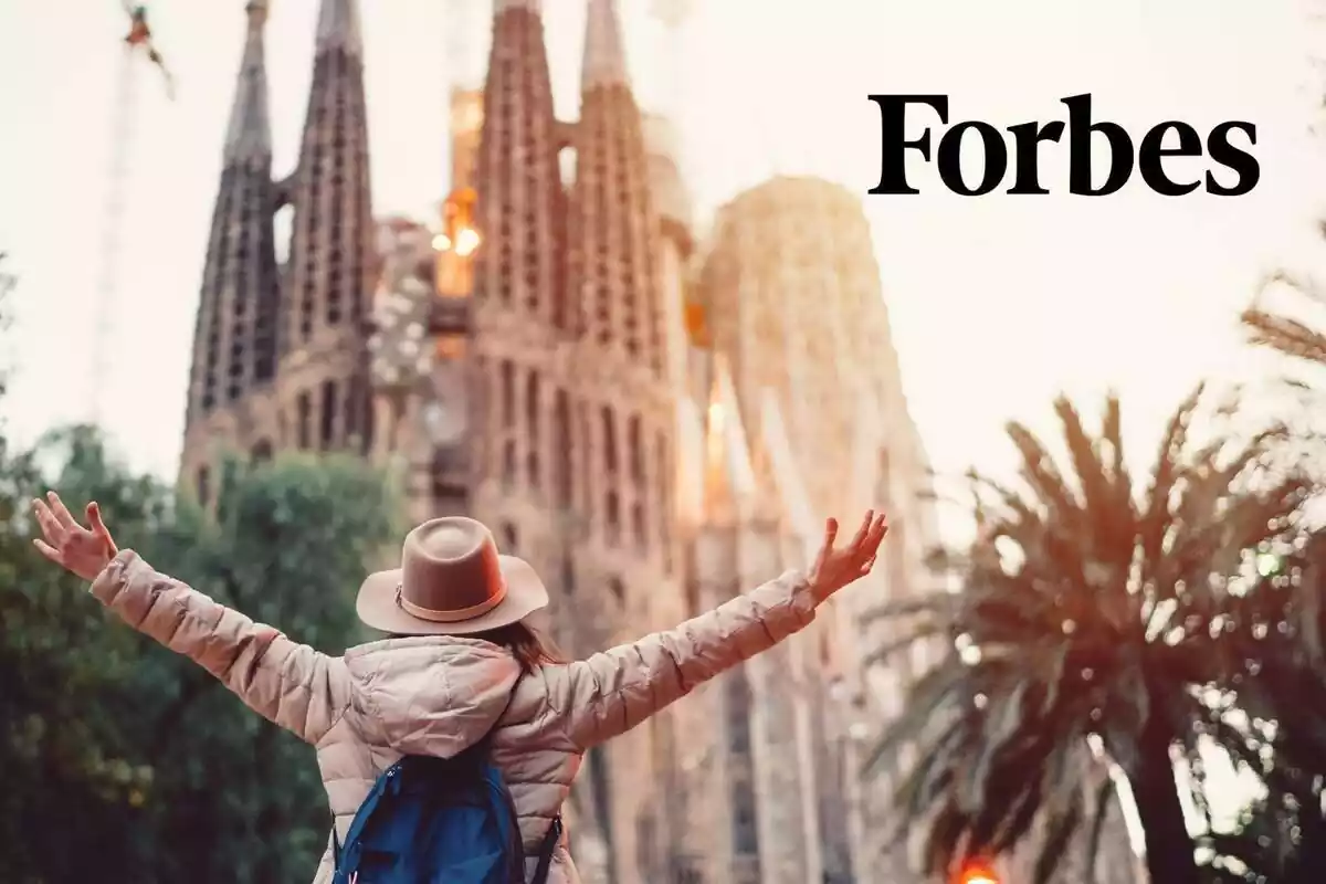 Montaje de fotos de una persona de espaldas enfrente de la Sagrada Familia con el logo de la revista 'Forbes' al lado