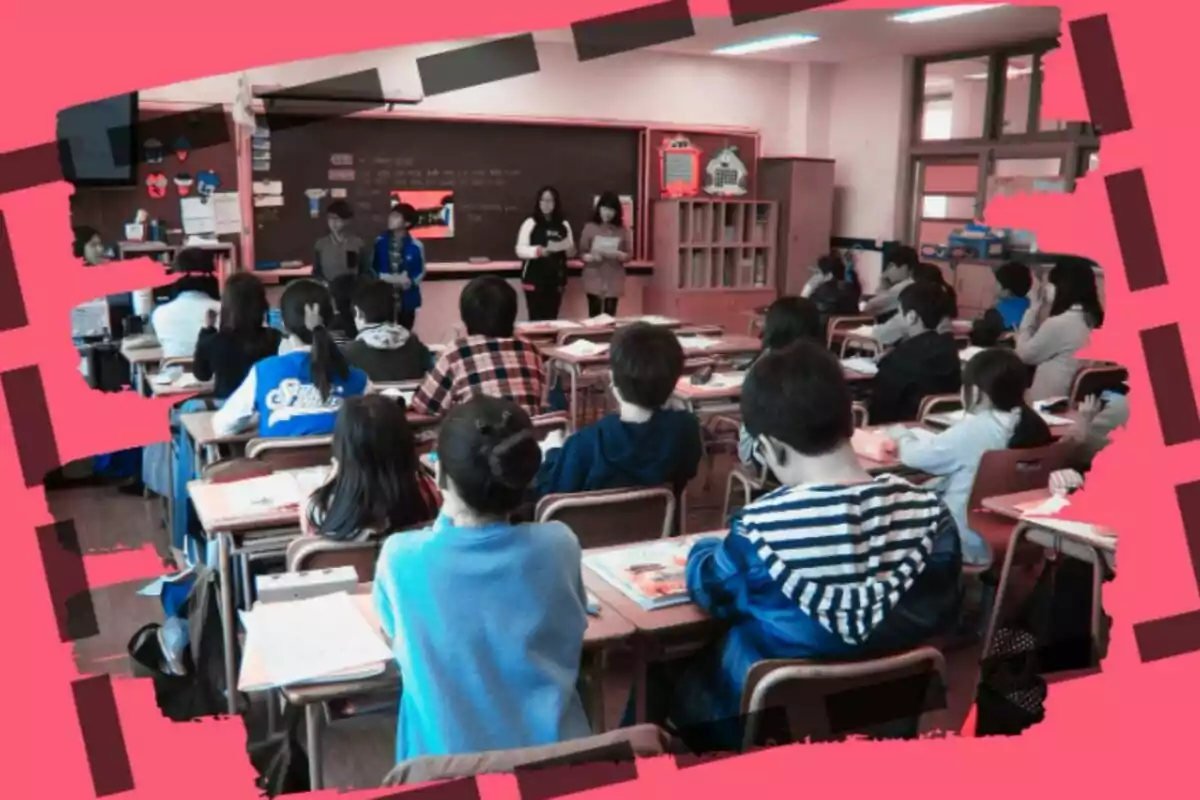 Estudiantes sentados en un aula mientras algunos compañeros presentan frente a la clase.