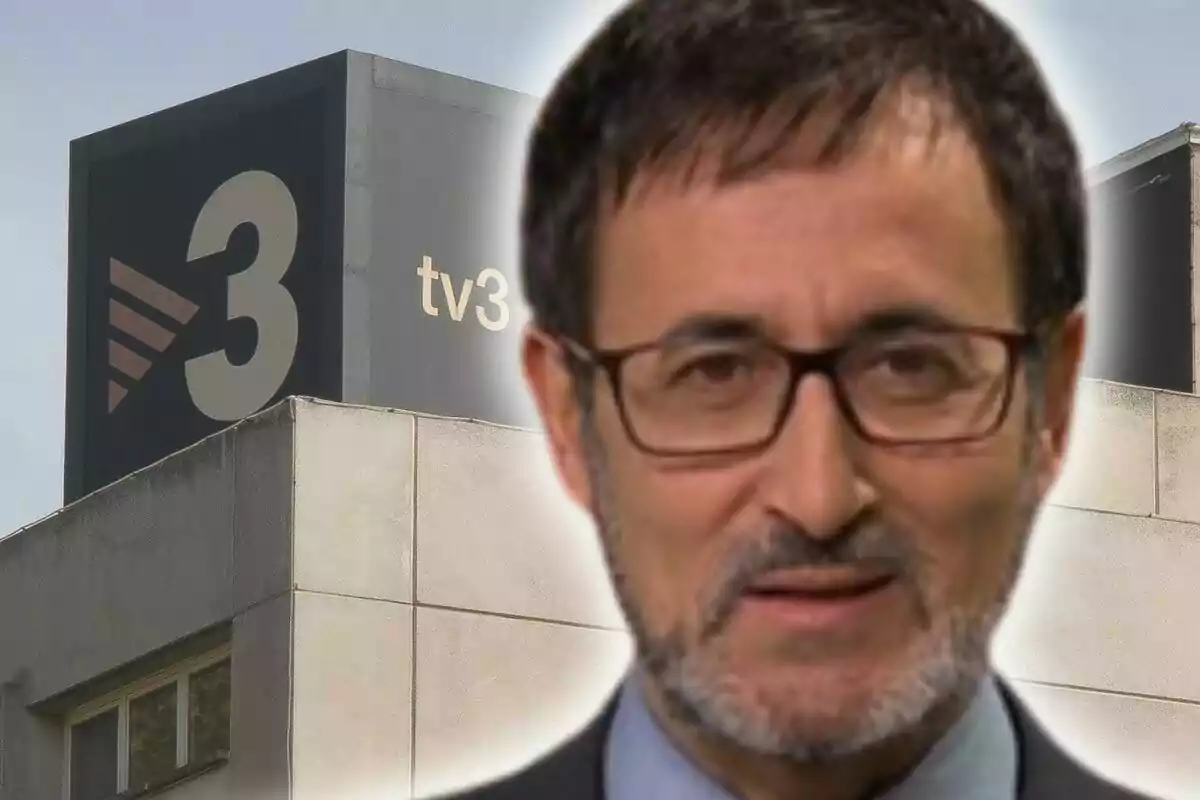 Primer plano de Xavier Grasset con gafas y barba frente a un edificio con el logo de TV3.