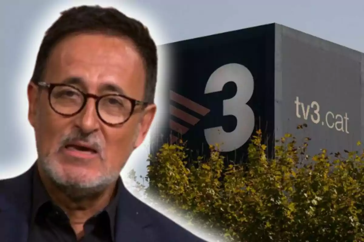 Xavier Grasset con gafas y barba aparece en primer plano, mientras que en el fondo se ve un edificio con el logotipo de TV3 y la dirección web tv3.cat.