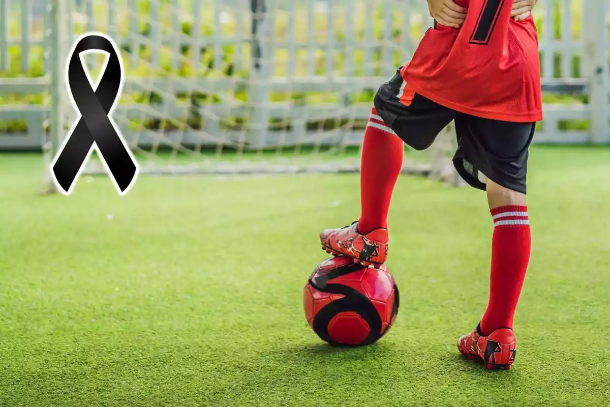 Montaje de fotos de los pies de un niño jugando a fútbol enfrente de una portería y, al lado, un lazo negro en señal de condolencia