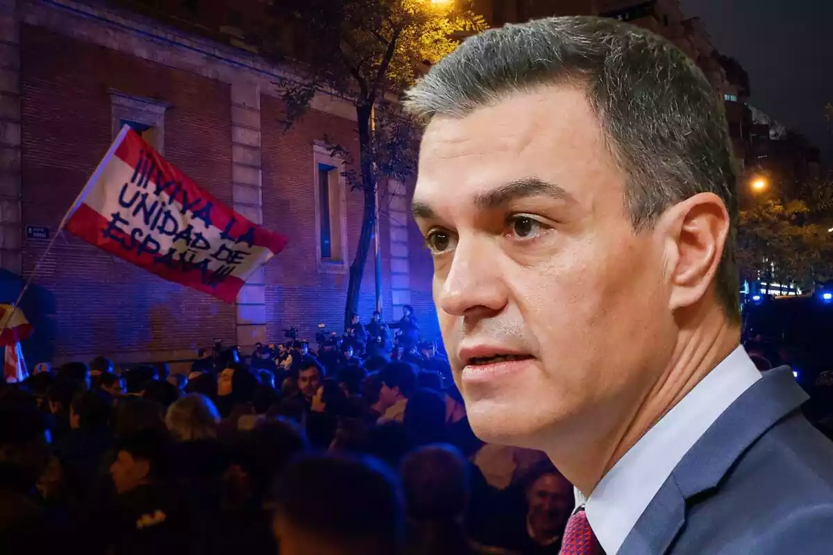 Montaje de fotos de Pedro Sánchez, con rostro serio, y de fondo una imagen de varios manifestantes en Ferraz