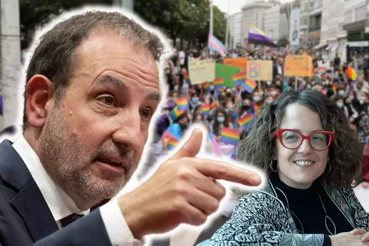 Montaje de fotos de primer plano de Ramón Espadaler con rostro serio y, al lado, una imagen de Tania Verge con rostro sonriente; de fondo, centenares de personas participan en una manifestación convocada por el Día Internacional del Orgullo LGTBI, a 28 de junio de 2021, en A Coruña