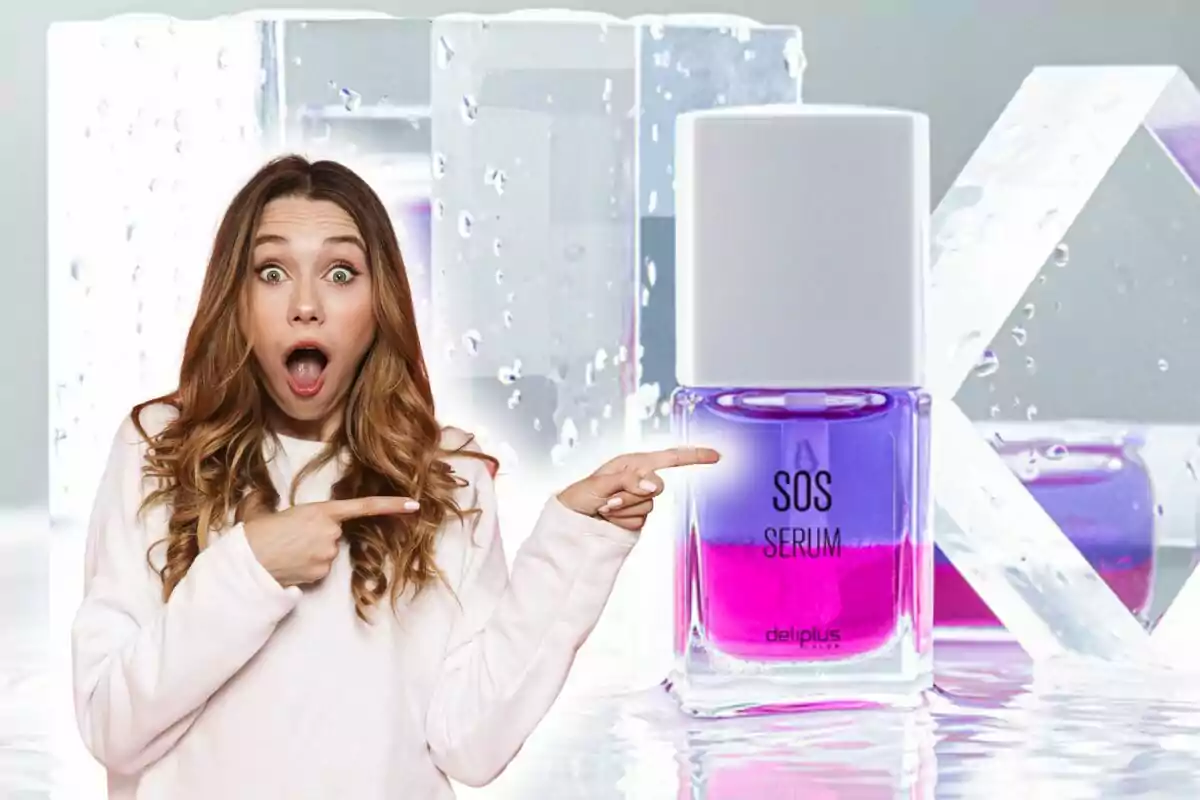Una mujer con expresión de sorpresa señala un frasco de suero SOS de Deliplus, con un fondo de cubos de hielo y gotas de agua. Una mujer con expresión de sorpresa señala un frasco de suero SOS de Deliplus, con un fondo de cubos de hielo y gotas de agua.