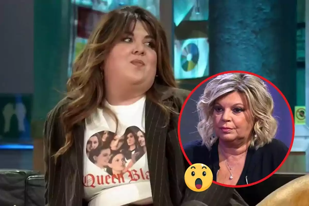 Una mujer con cabello largo y rizado lleva una camiseta con un diseño de varias caras y el texto "Queen Blanca" mientras está sentada en un set de televisión; en la esquina inferior derecha hay un círculo rojo con la imagen de otra mujer de cabello rubio y un emoji de sorpresa.