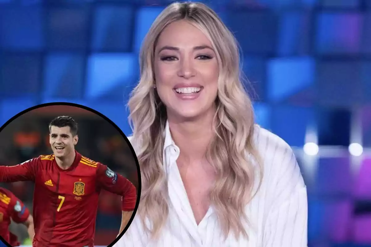 Una mujer sonriente con cabello rubio y ondulado, vestida con una camisa blanca, aparece en un estudio de televisión con un fondo azul; en la esquina inferior izquierda de la imagen hay un recuadro circular que muestra a un futbolista con el uniforme de la selección española.