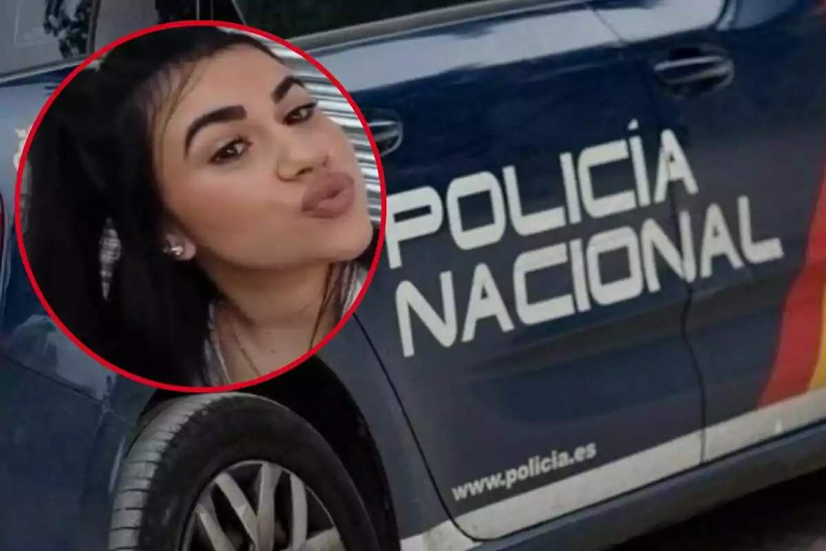 Una mujer posando frente a un vehículo de la Policía Nacional.