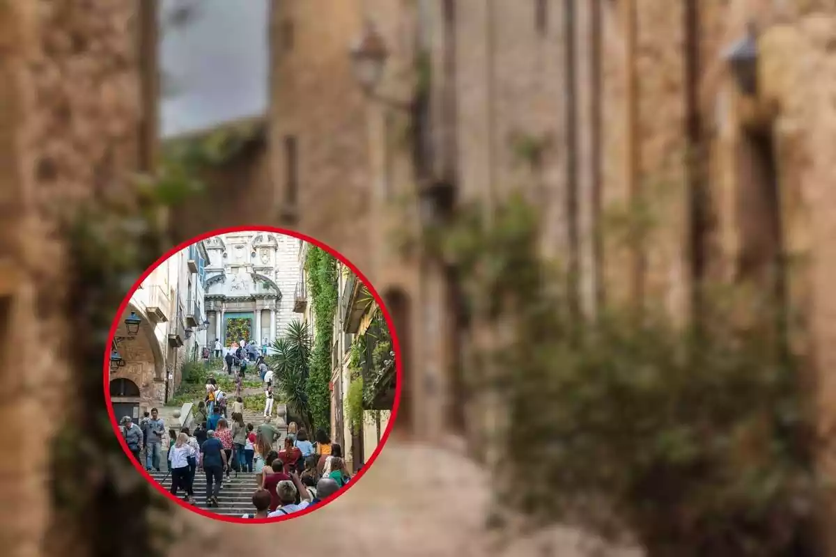 Montaje: Fondo de una pueblo de Cataluña desenfocado con un círculo, cuya imagen es de un pueblo con muchos visitantes