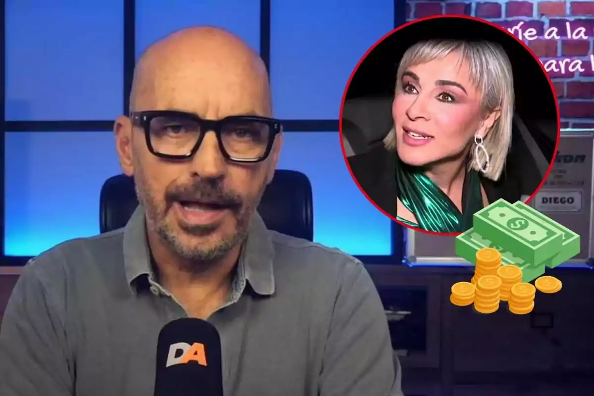 Diego Arrabal con gafas y barba hablando frente a un micrófono con una imagen de Ana María Aldón y símbolos de dinero en la esquina superior derecha.