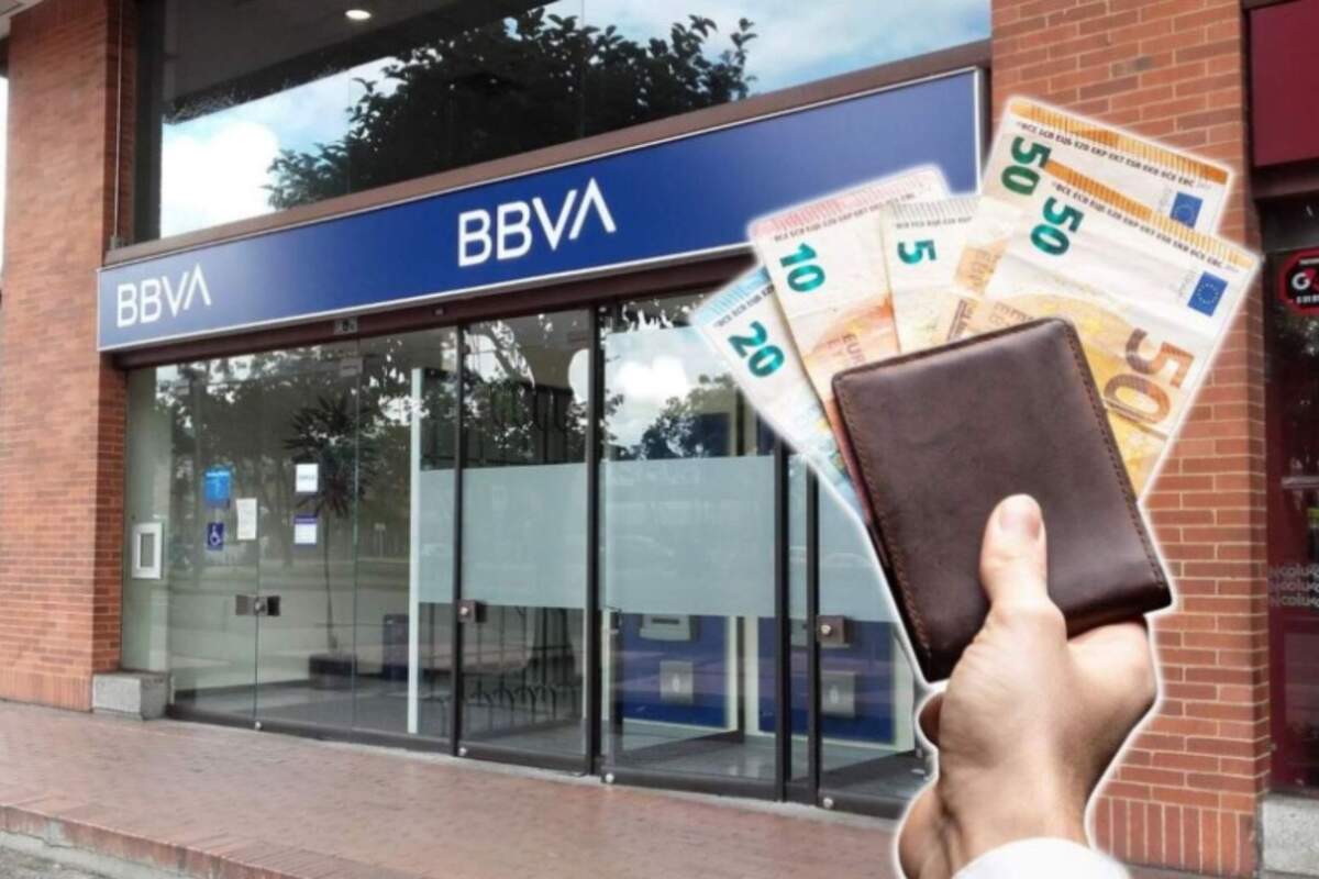 Una oficina del BBVA, y una cartera con billetes de euro