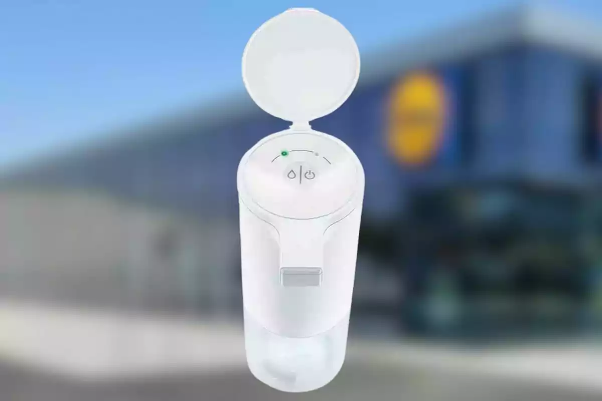 Dispensador automático de jabón blanco con tapa abierta sobre un fondo desenfocado. Dispensador automático de jabón blanco con tapa abierta sobre un fondo desenfocado.