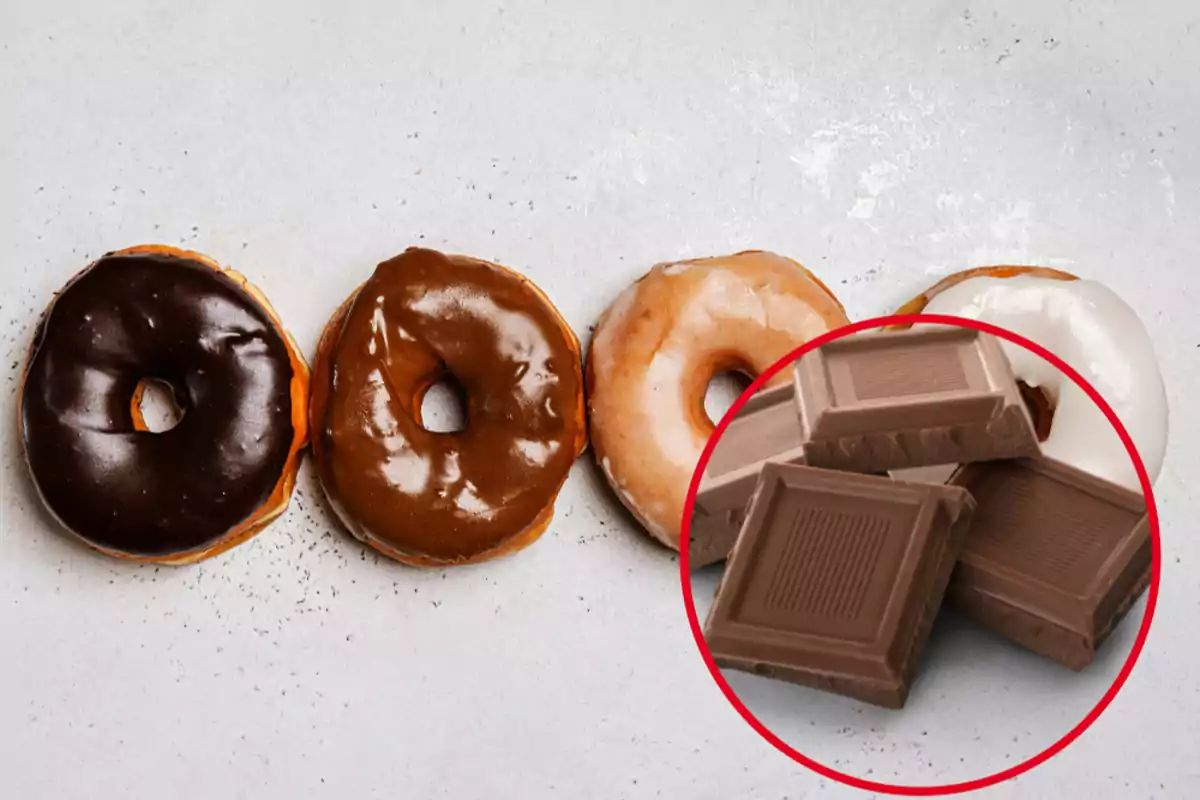 Cuatro donas glaseadas, dos con chocolate, una con caramelo y una con glaseado blanco, junto a un círculo que contiene trozos de chocolate.