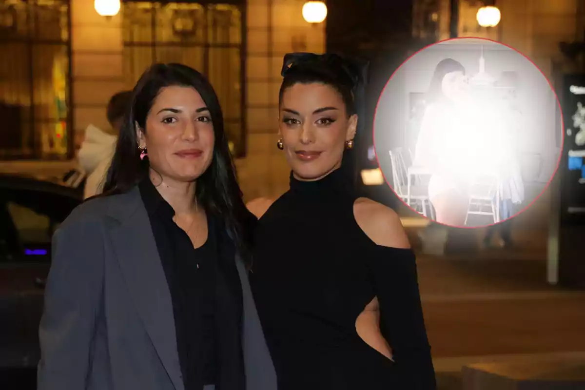 Dulceida y Alba Paul posan juntas en un evento nocturno, Dulceida lleva un vestido negro elegante y Alba un traje gris.