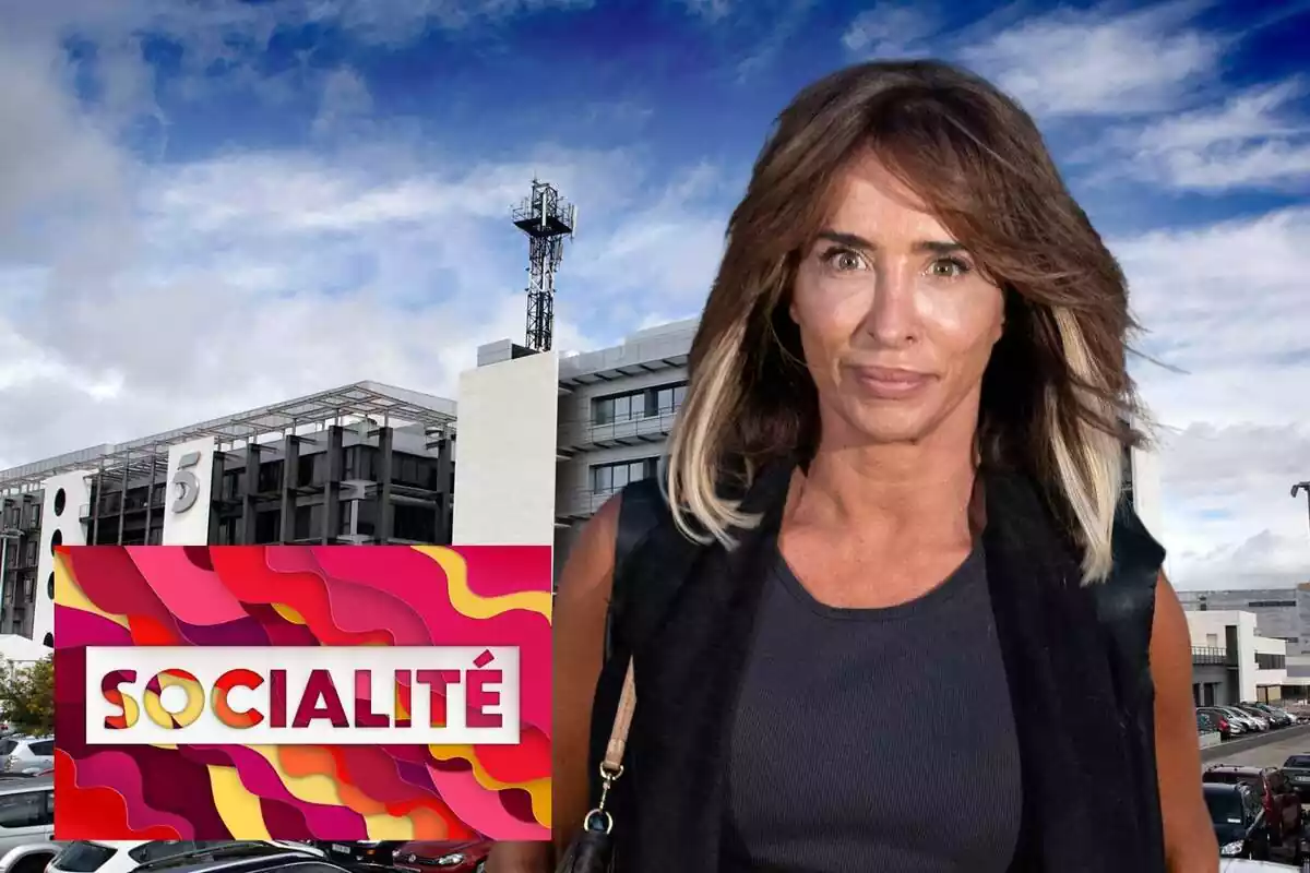 Montaje con el edificio de Telecinco al fondo, María Patiño con un chaleco y tirantes y el logo de Socialité