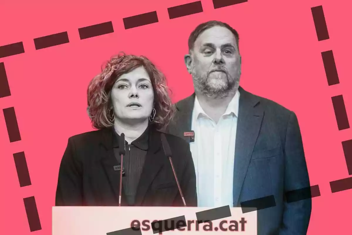 Dos personas de pie frente a un fondo rosa con un diseño de líneas negras y un cartel que dice "esquerra.cat".