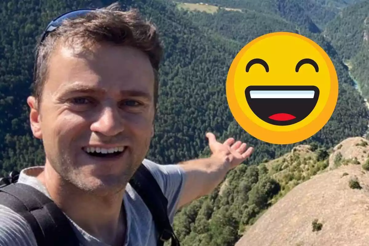 Montaje de Eloi Cordomí sonriendo con el brazo abierto y un emoji feliz