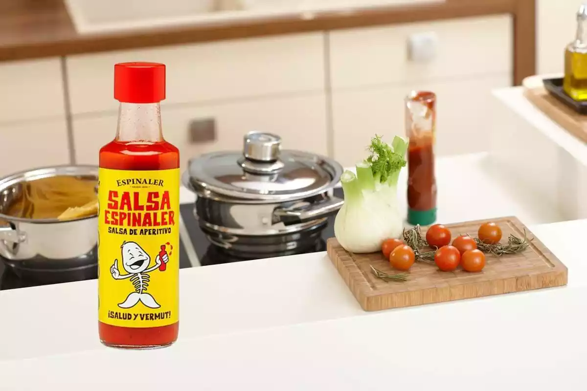 Montaje con una encimera con ollas e ingredientes y una salsa Espinaler