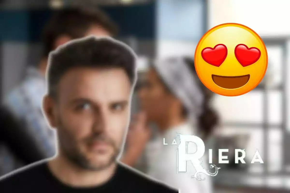 Jordi Planas con barba y cabello corto aparece en primer plano, mientras que en el fondo se ve una escena borrosa de una cocina con personas trabajando; en la esquina superior derecha hay un emoji con ojos de corazón y en la parte inferior derecha se encuentra el texto "La Riera".