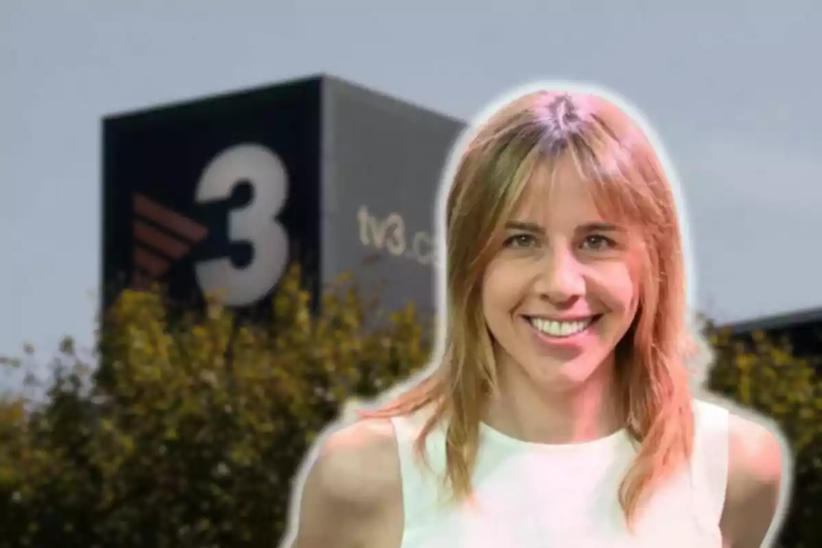 Marina Romero sonriente con cabello rubio y una camiseta blanca está frente a un edificio con el logotipo de "3" y "tv3.cat" en el fondo.