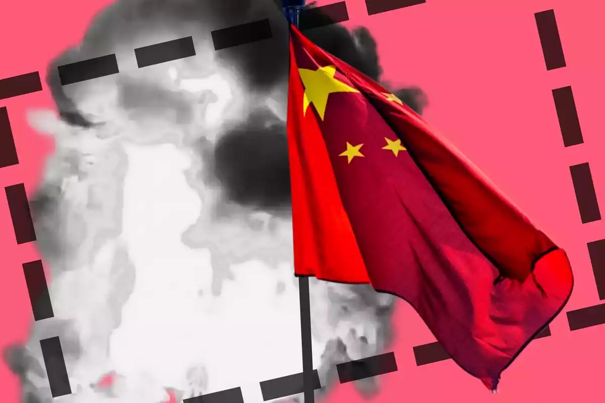 Montaje de la bandera de China con una explosión detrás