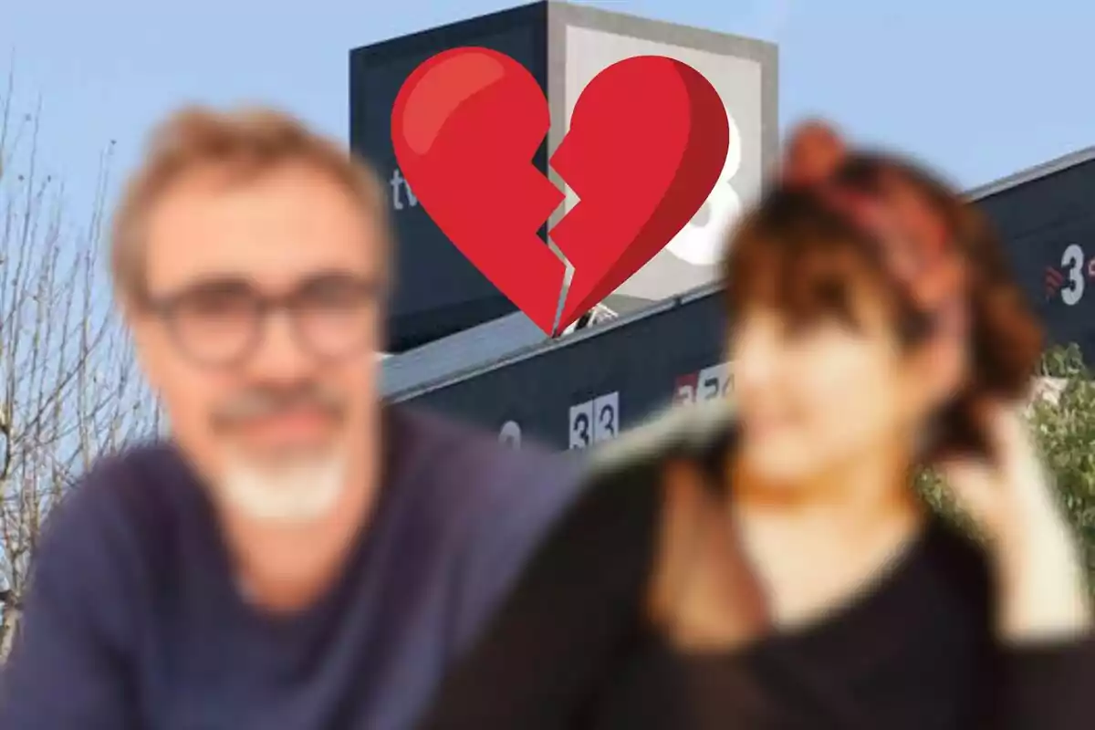 David Plana y Estel Solé desenfocadas con un emoji de corazón roto en el centro y un edificio de fondo.