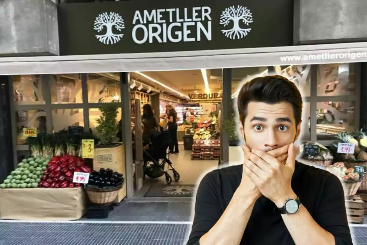 Montaje del exterior de una tienda de Ametller Origen y un chico tapándose la boca con las manos con una camiseta negra