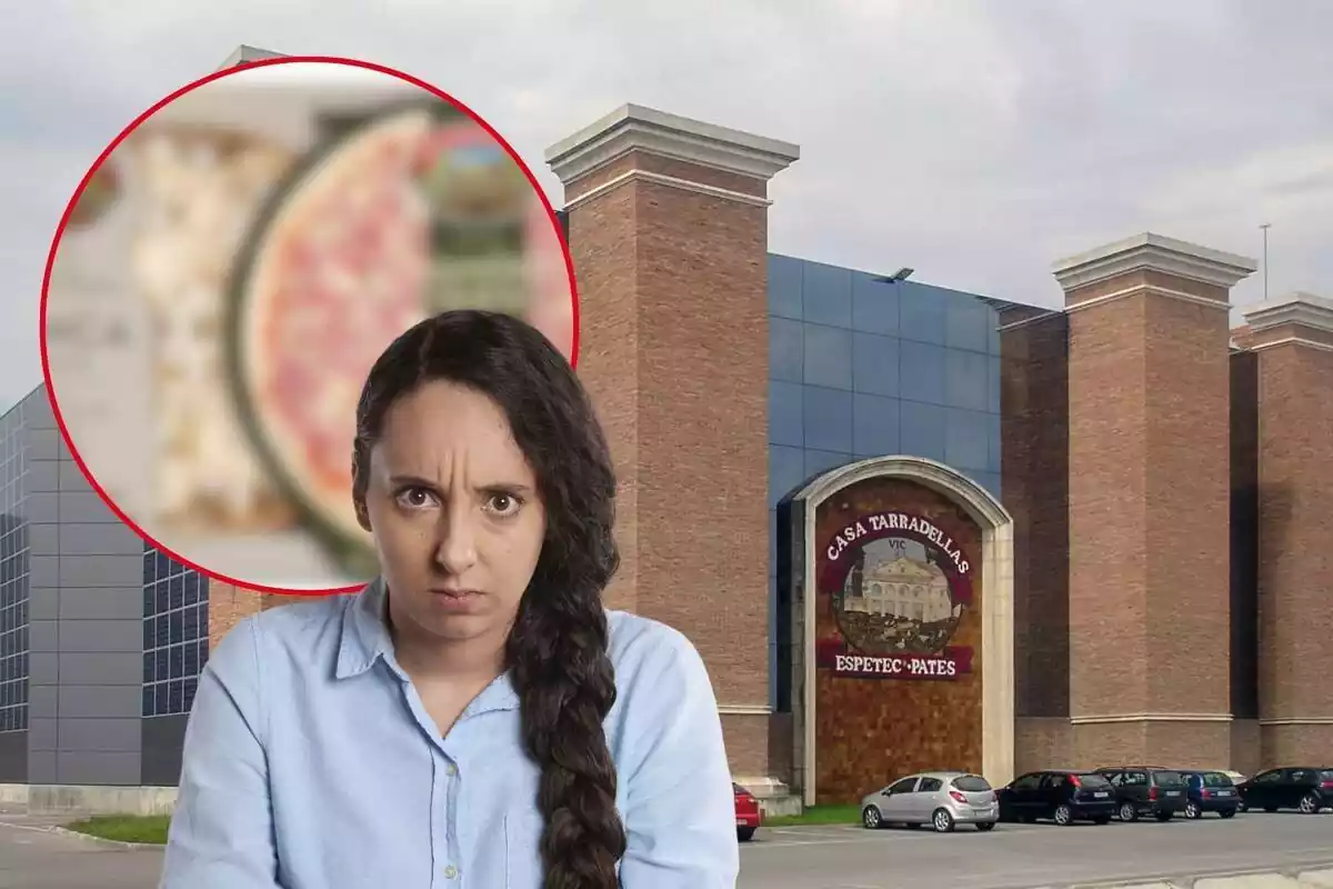 Montaje de la fábrica de Casa Tarradellas des del exterior, unas pizzas desenfocadas y una chica con una trenza al lado enfadada