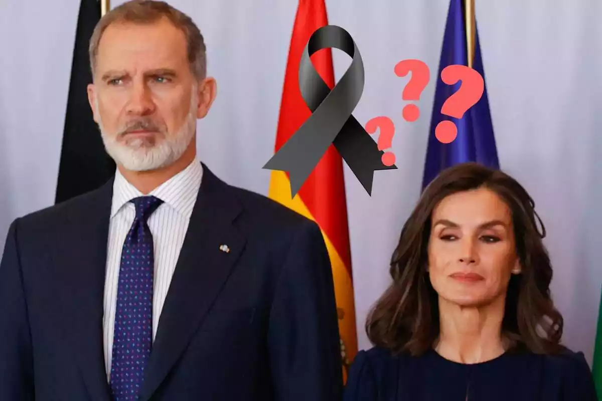 Montaje de Felipe VI serio con corbata azul junto a Letizia seria mirando a un lado, un lazo negro y unos interrogantes rojos