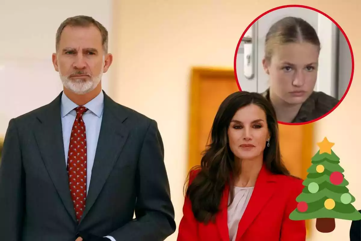 Montaje con Felipe serio, Letizia sonriendo con una chaqueta roja y Leonor muy seria, y un árbol de Navidad