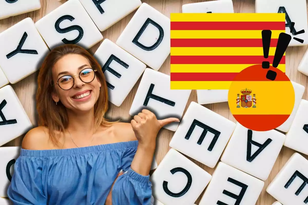 Una mujer sonriente con gafas y una blusa azul señala hacia dos banderas, una con franjas rojas y amarillas y otra con el escudo de España, sobre un fondo de fichas de Scrabble.