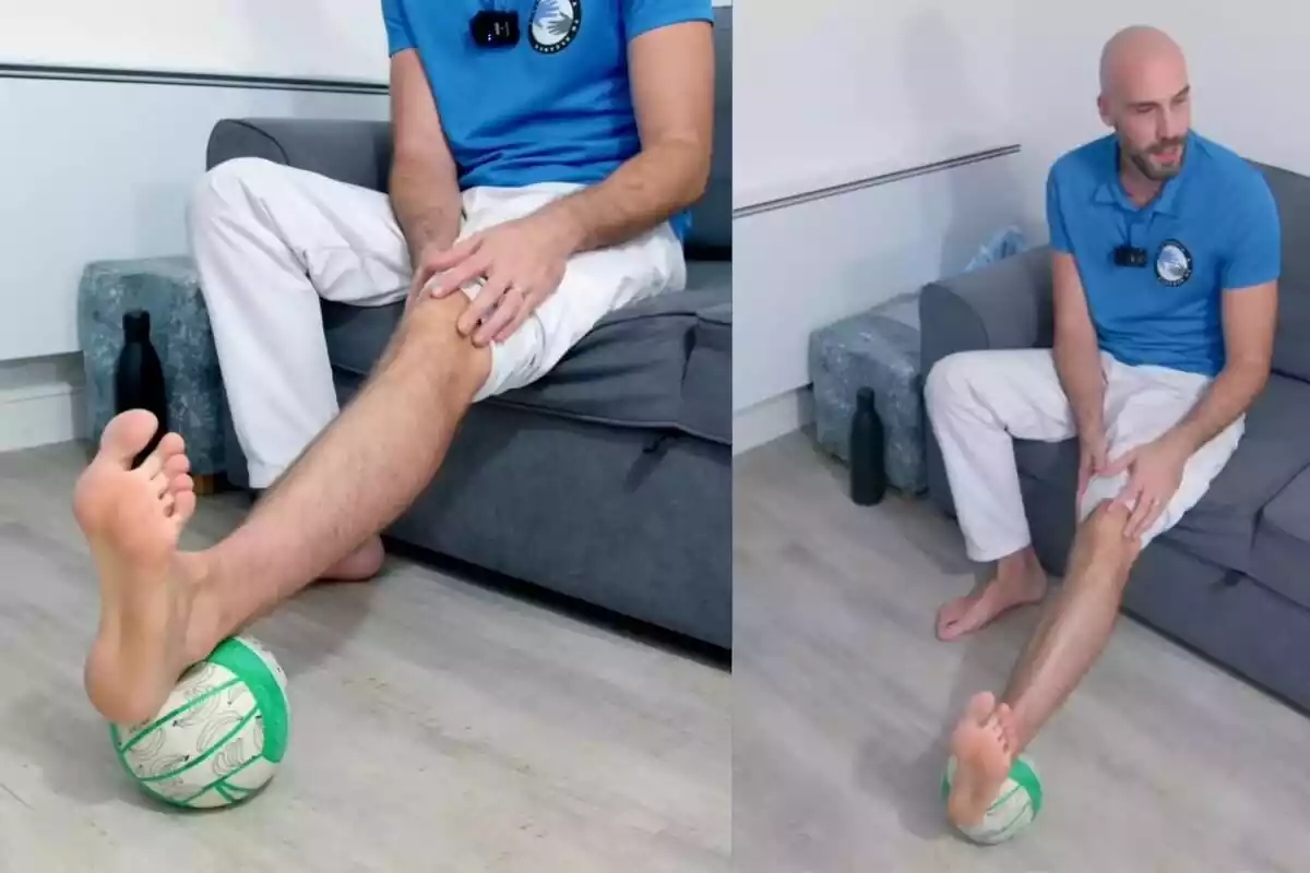 Montaje con dos frames del vídeo de YouTube del fisioterapeuta Marcos Sacristán realizando un ejercicio con una pelota