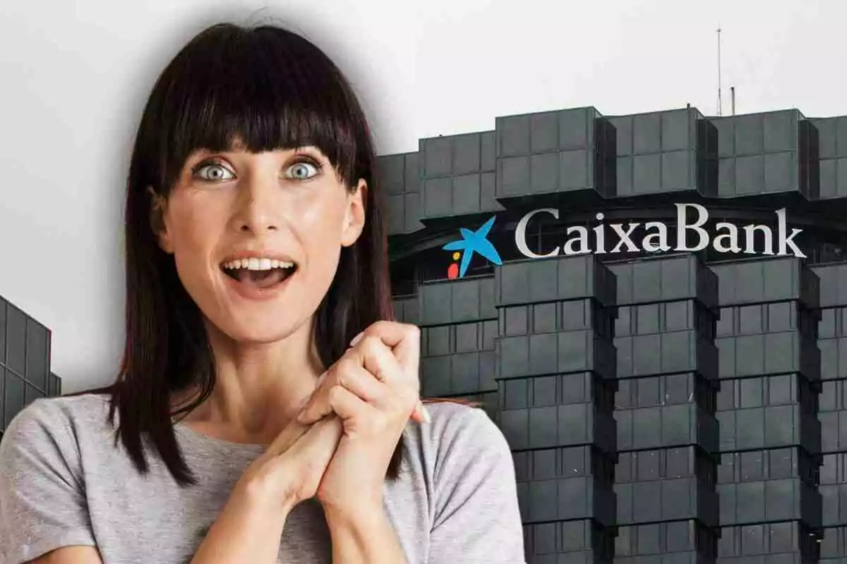 Mujer con expresión de sorpresa y alegría frente a un edificio de CaixaBank Mujer con expresión de sorpresa y alegría frente a un edificio de CaixaBank