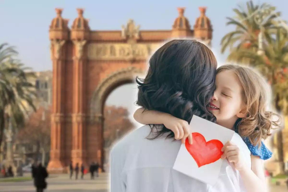 Montaje con la foto del Arco del Triunfo de Barcelona de fondo y una niña abrazando a su mamá y tiene un papel blanco que tiene dibujado un corazón