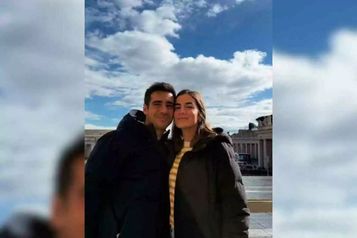 Alberto Herrera y su novia Blanca sonriente posando al aire libre con un cielo azul y nubes de fondo. Alberto Herrera y su novia Blanca sonriente posando al aire libre con un cielo azul y nubes de fondo.