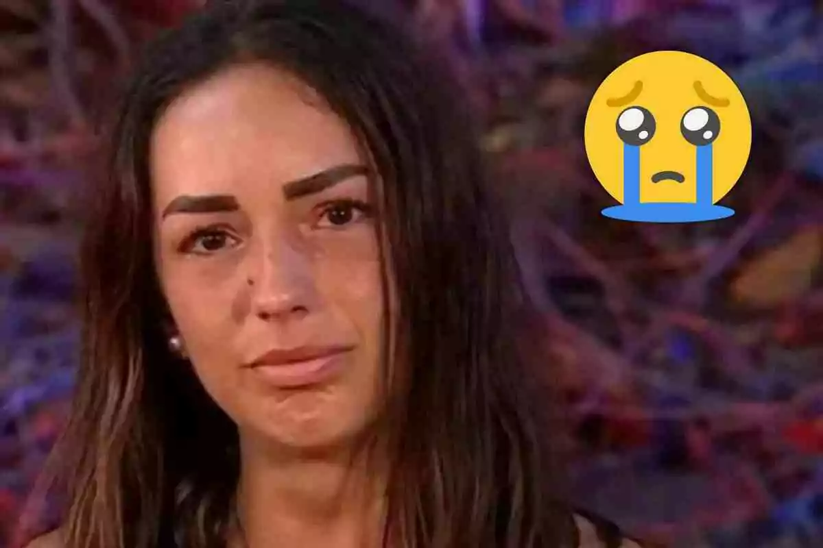 Anita Williams con expresión triste y lágrimas en el rostro junto a un emoji de carita llorando