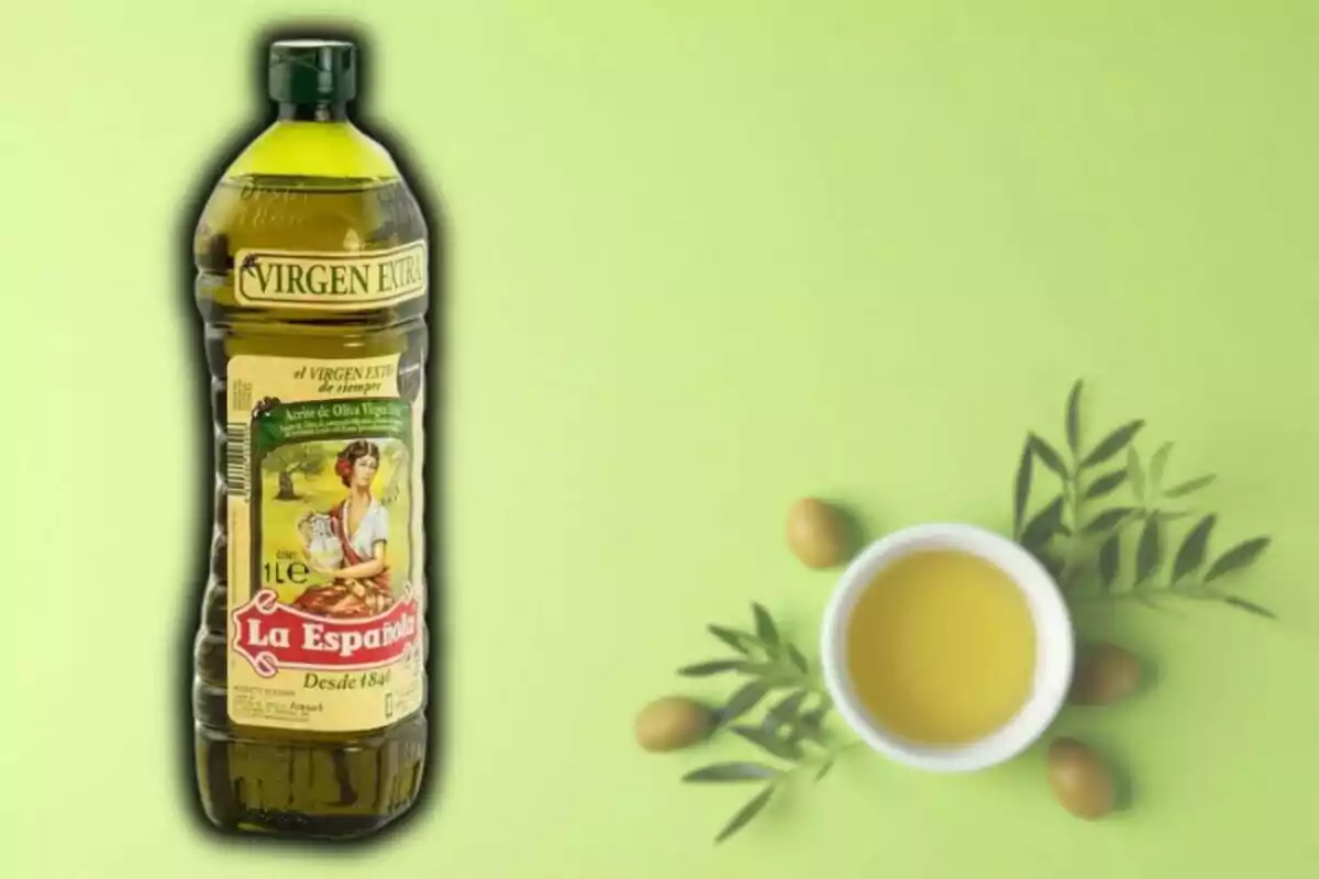 Botella de aceite de oliva virgen extra La Española junto a un tazón de aceite y ramas de olivo sobre un fondo verde. Botella de aceite de oliva virgen extra La Española junto a un tazón de aceite y ramas de olivo sobre un fondo verde.