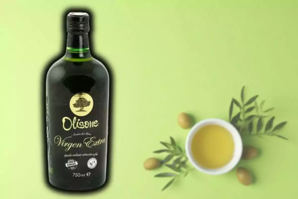 Botella de aceite de oliva virgen extra de Lidl junto a un cuenco con aceite y ramas de olivo sobre un fondo verde. Botella de aceite de oliva virgen extra de Lidl junto a un cuenco con aceite y ramas de olivo sobre un fondo verde.