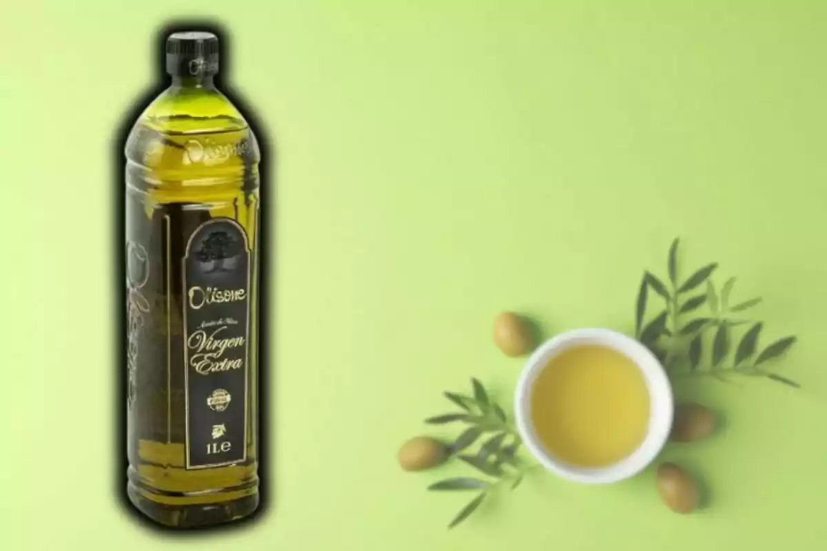 Botella de aceite de oliva virgen extra de Lidl junto a un tazón de aceite y ramas de olivo sobre un fondo verde. Botella de aceite de oliva virgen extra de Lidl junto a un tazón de aceite y ramas de olivo sobre un fondo verde.