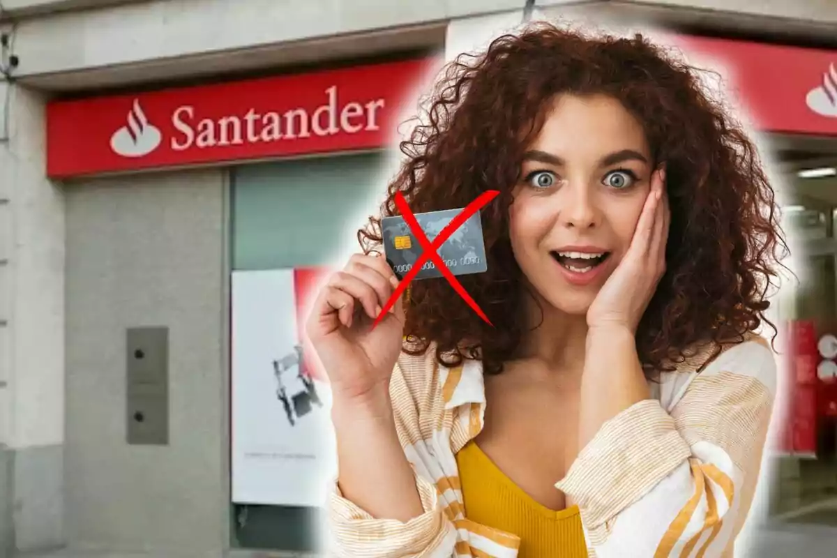 Una mujer sorprendida sostiene una tarjeta de crédito tachada frente a una sucursal del Banco Santander. Una mujer sorprendida sostiene una tarjeta de crédito tachada frente a una sucursal del Banco Santander.