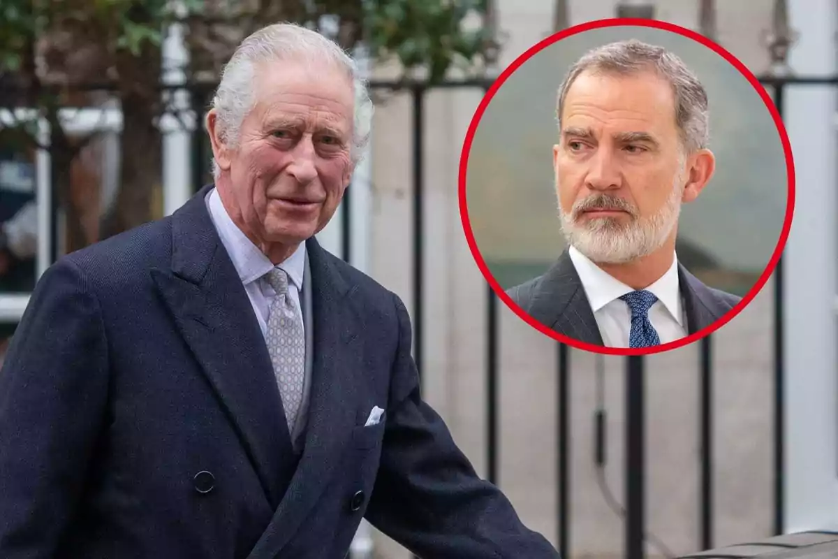 Carlos III con traje oscuro y corbata clara está al aire libre con un retrato de Felipe VI en un círculo rojo superpuesto.