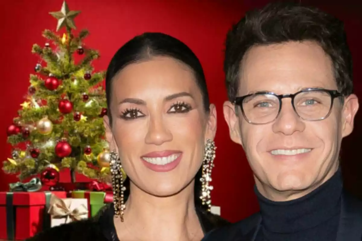 Una pareja, formada por Patricia Pardo y Christian Gálvez, sonriente frente a un árbol de Navidad decorado con esferas y regalos.