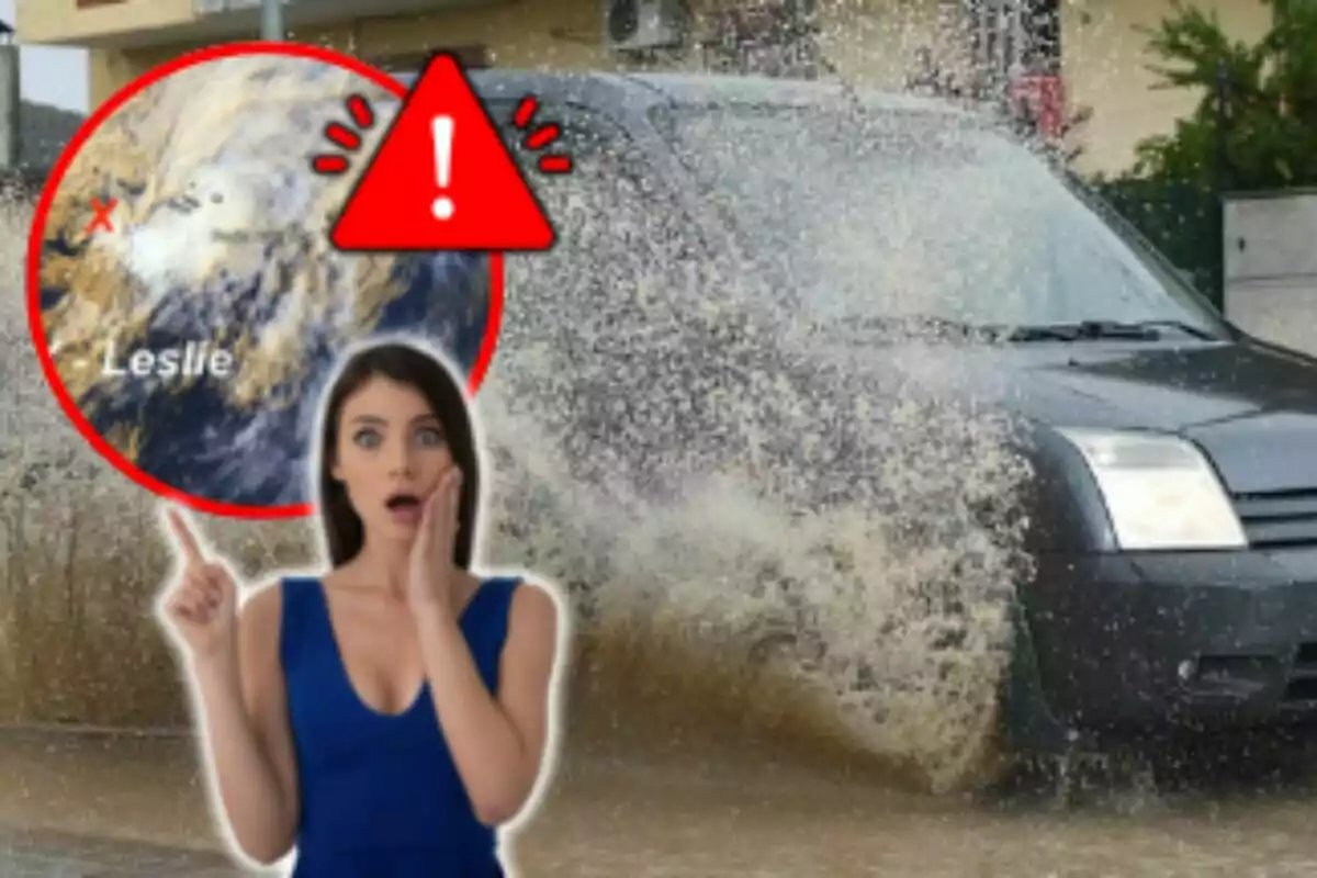 Una mujer sorprendida señala un gráfico de alerta meteorológica mientras un coche salpica agua en una calle inundada.